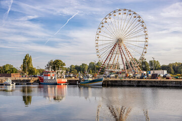 Riesenrad in malerischen Hafen