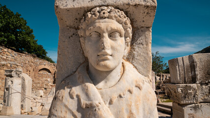 Obraz premium Front View of Ancient Marble Bust in Ephesus