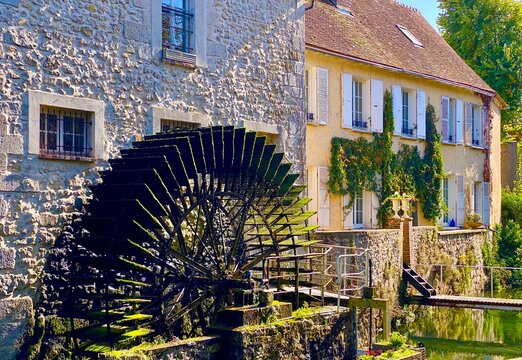 old house with a watermill in the town of Nemours