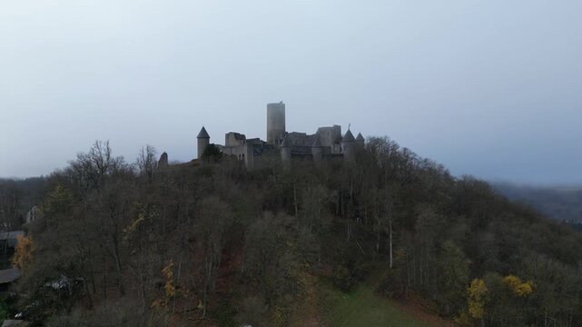 Drohnenflug an einer Burgruine