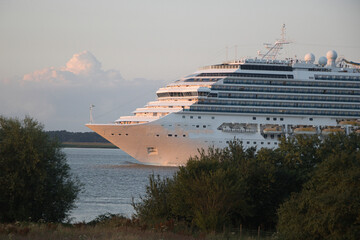 Kreuzfahrtschiff auf der Elbe verl&auml;sst Hamburg im Abendlicht-Richtung Nordsee