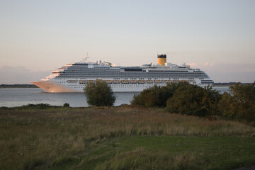 Kreuzfahrtschiff auf der Elbe: Auslaufen aus Hamburg Richtung Nordsee