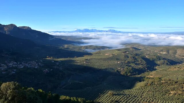 Timelapse del Valle del Guadalquivir con nieblas matutinas, en el parque natural de Cazorla, Segura y Las Villas.