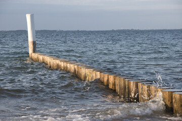 H&ouml;lzerner Wellenbrecher am Ostseestrand bei Heiligenhafen