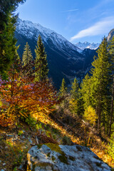 Blick auf die Silveretta Hochalpenstraße bei Partenen im Herbst, Österreich