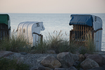 Strandk&ouml;rbe am Ostseestrand in Norddeutschland- Strandk&ouml;rbe stehen auf einem naturbelassenen K&uuml;stenstreifen an der Ostsee