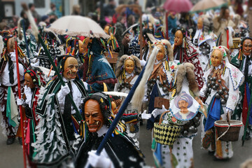 Naklejka premium Fastnacht in Rottweil (Deutschland, Baden-Württemberg). Umzug beim Narrensprung mit historischen Masken und Kostümen ab dem Jahr 1700; traditionelle, schwäbisch-alemannische Fasnet oder Fastnacht..