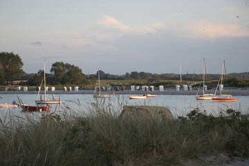 Segelboote im Hafen oder in der Bucht von Hohwacht an der Ostsee
