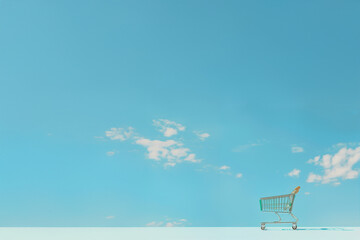 Caddie de supermarché isolé sur fond bleu ciel avec nuages et espace négatif copyspace, visuel conceptuel pour la Journée mondiale sans achat célébrée chaque année le dernier vendredi de novembre
