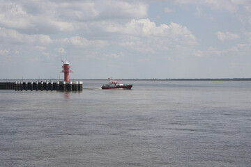 Lotsenboot bei Wischhafen auf der Elbe- das Boot verl&auml;sst den Hafen