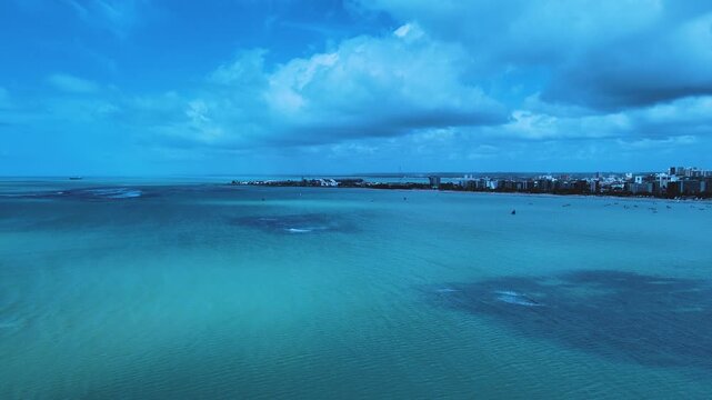 Bel&iacute;ssima vista a&eacute;rea da orla de Paju&ccedil;ara e Ponta Verde - Macei&oacute; - Alagoas - Brasil. Beautiful aerial view of the Paju&ccedil;ara and Ponta Verde coastline - Macei&oacute; - Alagoas - Brazil.