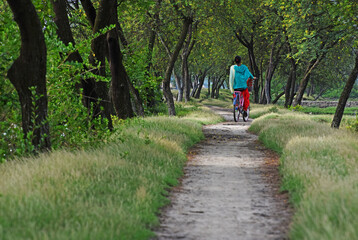 Obraz premium young woman riding a bike