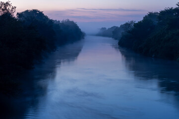 朝靄に包まれた夜明け前の荒川