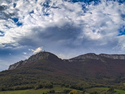 na escarpada ladera de monta&ntilde;a , combinando roca expuesta y pastizal, 