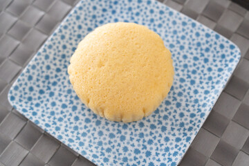 ふわふわ食感の手作り蒸しパンが青皿にのる