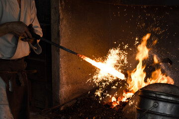 刀鍛冶職人が手作業で日本刀を作る