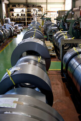 鉄板のロール材の置かれた倉庫