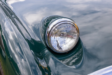 古い自動車のヘッドライト　Headlight of the old car