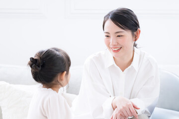 Fototapeta premium 子どもの話を聞くお母さん 傾聴 仲良し親子