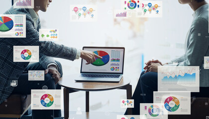 面談するビジネスパーソンのグループとビジネスデータのコンセプト