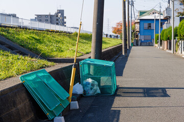 住宅街の道路に設置された生活ゴミ集積カゴ
