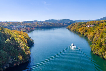 恵那峡大橋から見る紅葉の始まった恵那峡（岐阜県恵那市）