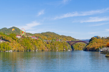 Fototapeta premium 秋の恵那峡大橋と紅岩（岐阜県恵那市）
