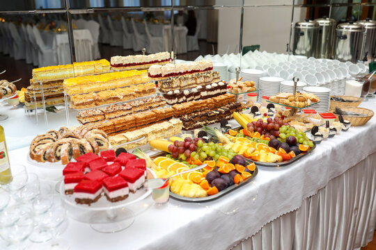 Wiejski st&oacute;ł ja bufet serwujący tradycyjne polskie przysmaki, takie jak domowe wędliny (kiełbasy, szynki, salceson, kaszanka), smalec, pasztety, swojskie pieczywo, kiszone og&oacute;rki, grzyby i sery.