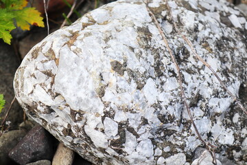 岡山県高梁市川上町　成羽川　礫状の石灰岩