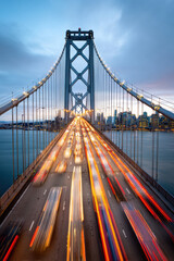 Obraz premium Blurred traffic motion on a suspension bridge at dusk
