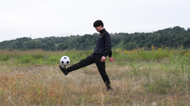 リフティングの練習をするサッカー選手のスローモーション