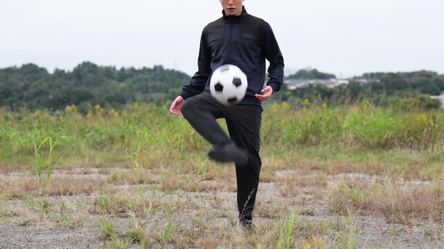 リフティングの練習をするサッカー選手の足元のアップ