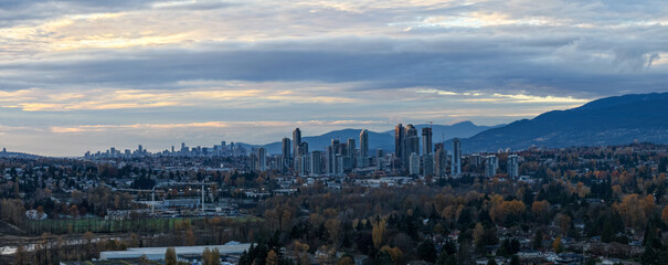 Obraz premium Burnaby Skyline Over Mountain Backdrop At Dusk With Modern High-Rise Downtown