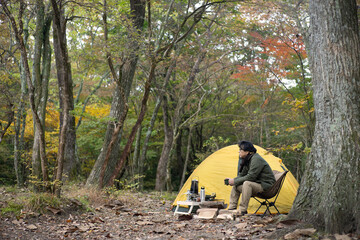 秋のソロキャンプ を楽しむ男性
