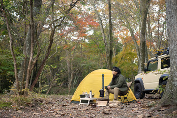 秋のソロキャンプ を楽しむ男性
