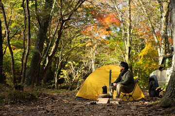 秋のソロキャンプ を楽しむ男性
