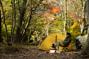 秋のソロキャンプ を楽しむ男性