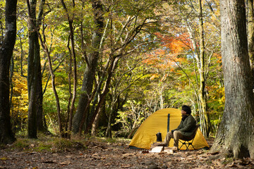 秋のソロキャンプ を楽しむ男性