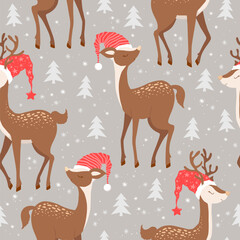 Naklejka premium Merry Christmas Happy New Year vector seamless pattern with cute hand drawn deers in Santa hat and Christmas trees isolated on grey background. Holiday animal illustration for card print poster