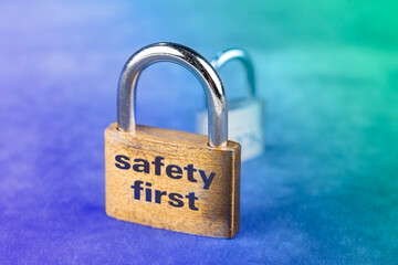 Safety first - Symbolfoto mit Vorhängeschloss