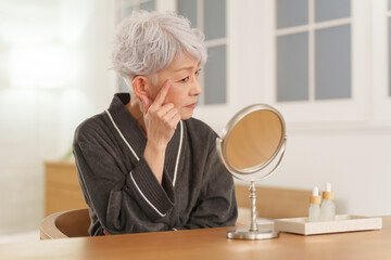 シニア女性のスキンケア（夜・美容）