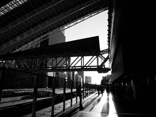 jr大阪駅のビルを歩く人を逆光でシルエットで捉える