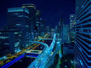 大阪の夜景　大阪中之島のハイウェイを走る車