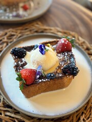 Cake with berries 