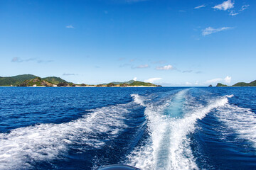 座間味島からは無人島渡しのボートで３つの島（安室島、安慶名敷島、嘉比島）へ渡れる。
座間味島座間味港
沖縄県島尻郡慶良間諸島-2025
沖縄本島から40km西方にある諸島。
大小30以上の島々からなる島嶼群は全体が国立公園に指定されている。
珊瑚礁の海、白い砂浜、緑の山地は世界屈指の美しさ。
多くの貴重な動植物が生息している。
