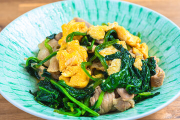 ほうれん草と豚肉と卵の炒め物