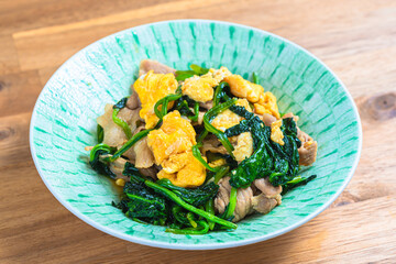 ほうれん草と豚肉と卵の炒め物