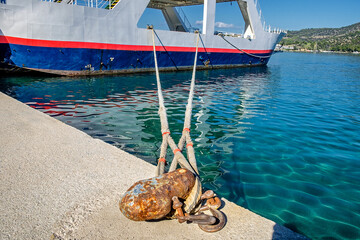 Festgemacht, rostiger Hafenpoller, Peloponnes, Griechenland 25076.tif