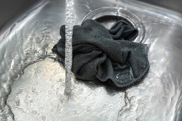 Reinigung mit Wasser und Lappen