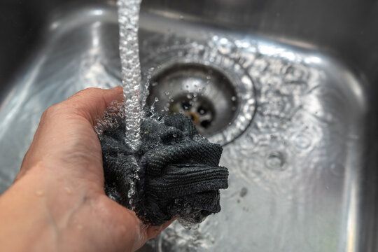 Reinigung mit Wasser und Lappen